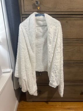 ✨BOGO FREE ENTIRE CLOSET✨ Cozy White Faux Fur Open Shawl